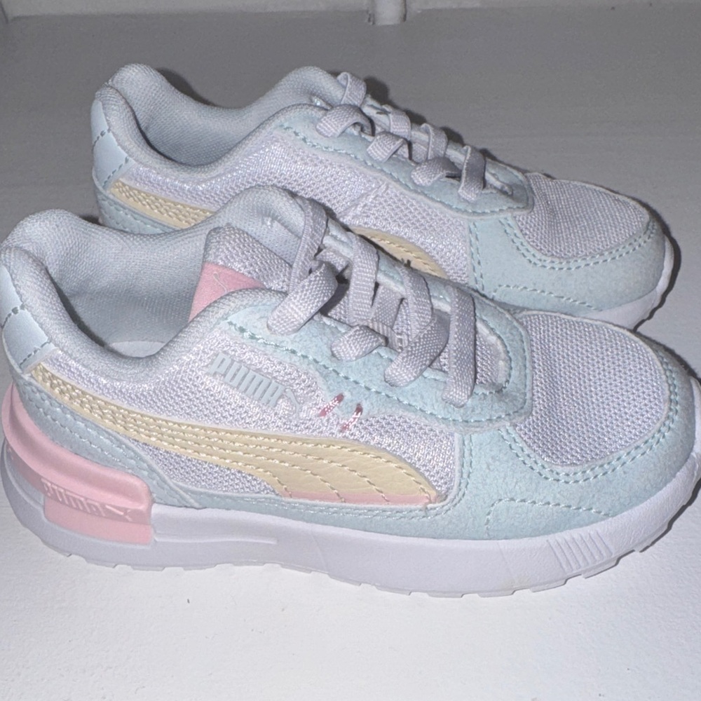 Puma Kids Sneakers in White and Light Green